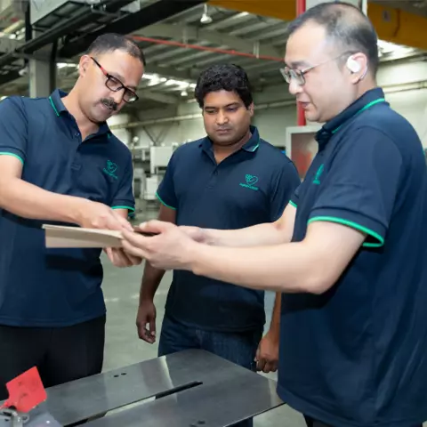 OYANG Engineers Reviewing Bag Mold Parameters